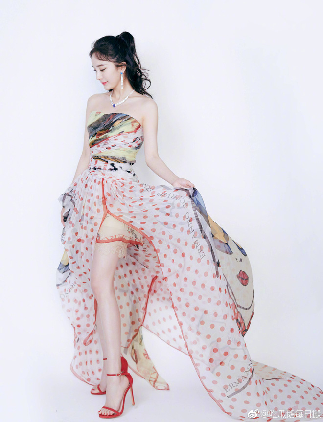 Dương Mịch diện váy mỏng tang 'chiếm sóng' mạng xã hội xứ Trung