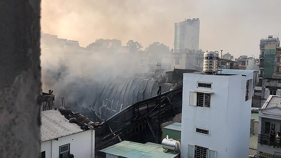 Sài Gòn: Quán bar bốc cháy  lúc rạng sáng, nhiều tài sản bị thiêu rụi 