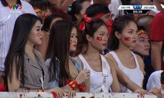 Dàn hot girl World Cup phản pháo vì bị ném đá khi đi cổ vũ