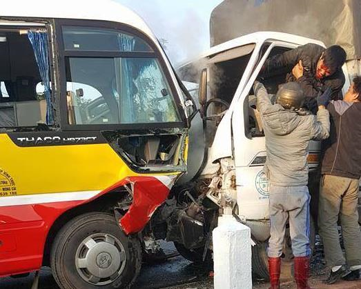 Quảng Ninh: Xe tải đâm xe buýt, 10 người thương vong