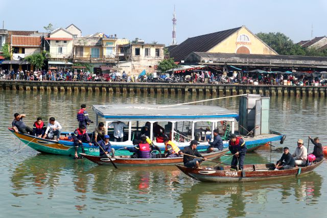 Vụ ô tô lao xuống sông Hoài: Nạn nhân sống sót đang bị hoảng loạn 