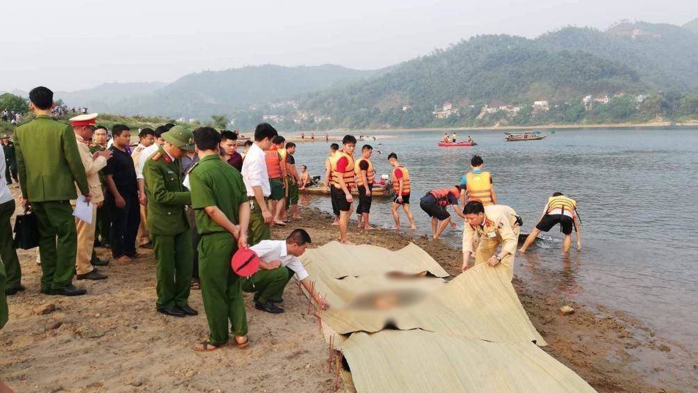 Phó Thủ tướng chia buồn với gia đình 8 học sinh bị đuối nước 