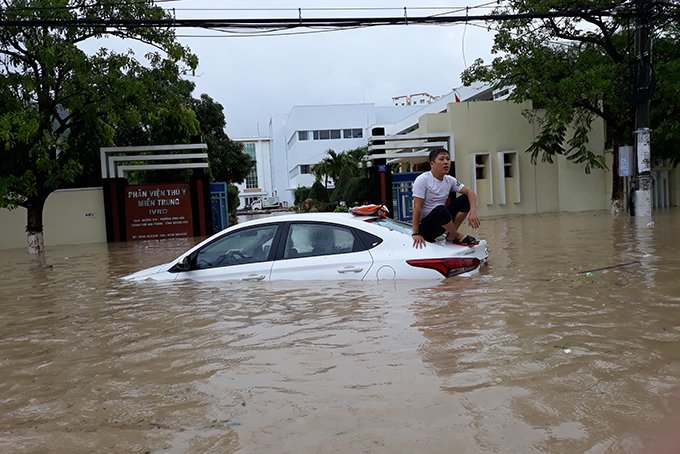 Cảnh tượng đổ nát, hoang tàn ngập lụt khắp nơi ở Nha Trang