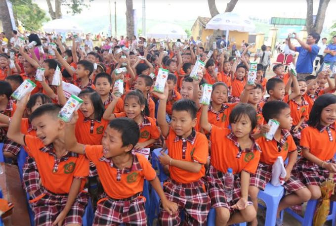 Quỹ sữa Vươn cao VN và Vinamilk 66.000 ly sữa cho trẻ em Vĩnh Phúc