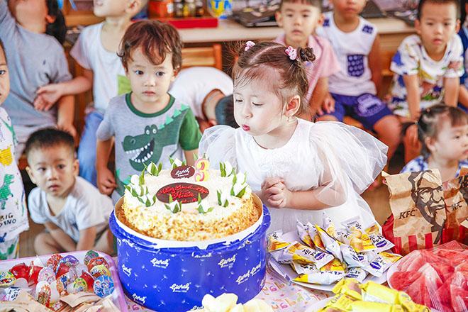 Trang Trần tổ chức sinh nhật 3 tuổi cho con gái đầu lòng ở lớp học