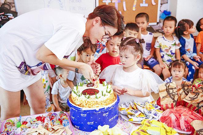 Trang Trần tổ chức sinh nhật 3 tuổi cho con gái đầu lòng ở lớp học