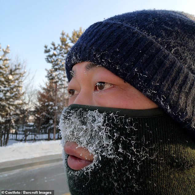 Trung Quốc: Lạnh âm 43,5º C, nước nóng hắt lên đóng băng tức thì