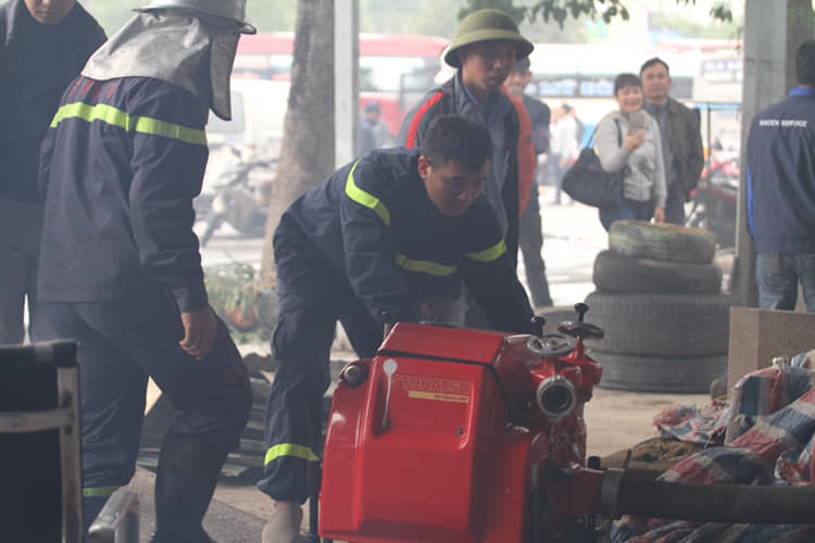 Cháy lớn ở gara ôtô ngay sát trụ sở Liên đoàn Bóng đá Việt Nam