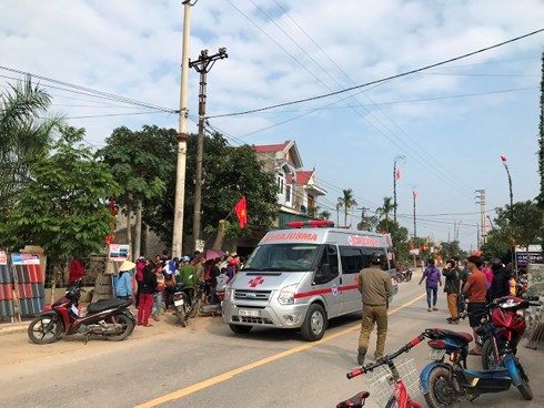 Dựng cây nêu đón Tết, 3 anh em họ bị điện giật