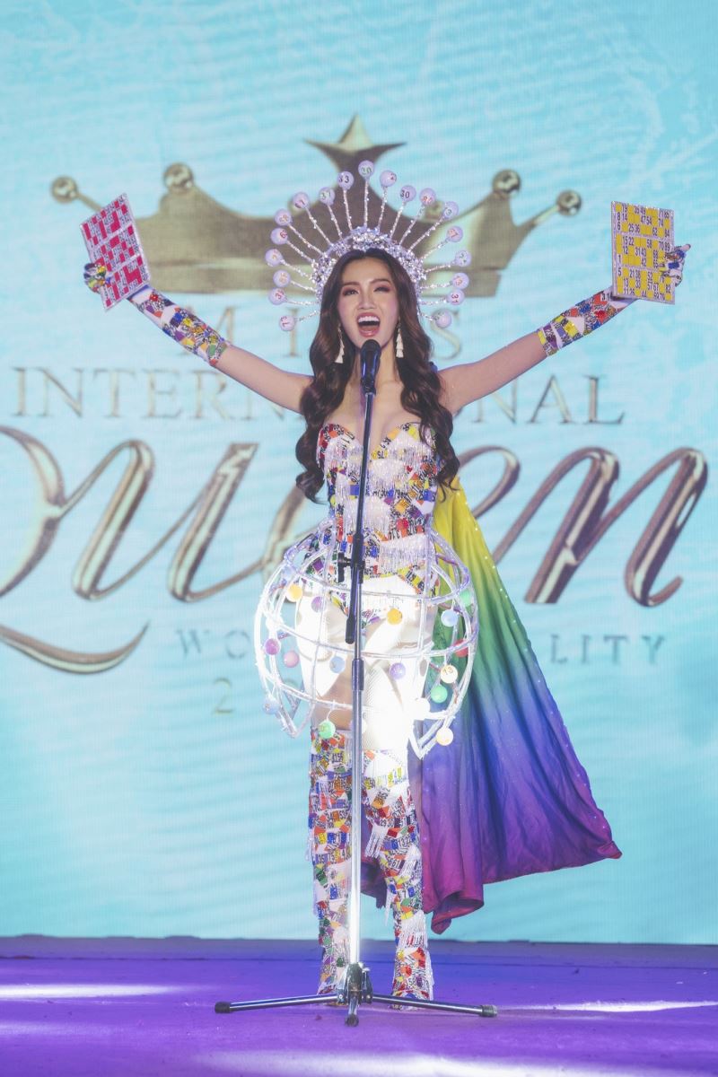 Đỗ Nhật Hà hát kém, trượt giải tài năng tại  Miss International Queen