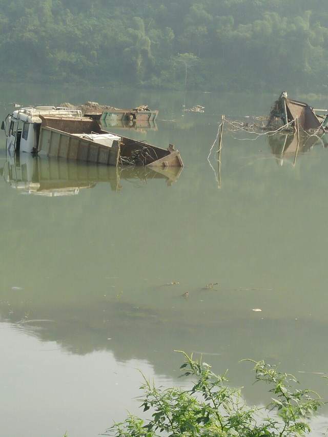 Thanh Hóa: Thủy điện tích nước, ô tô, máy xúc 'chết chìm' trong nước