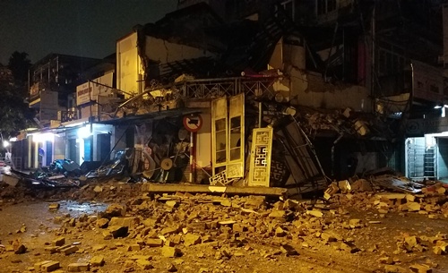 Huế: Sập nhà hai tầng trong đêm mưa, 2 người may mắn thoát chết