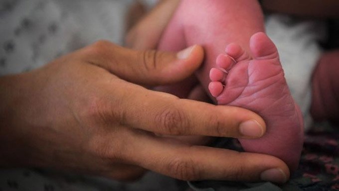 Pháp: Bí ẩn chuyện hàng loạt trẻ sơ sinh chào đời không có tay