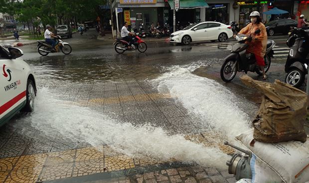 Giải cứu xe ô tô bị nhấn chìm tại tầng hầm chung cư ở Đà Nẵng