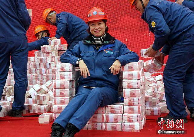 Các công ty Trung Quốc xếp 'núi tiền' chờ thưởng Tết cho nhân viên