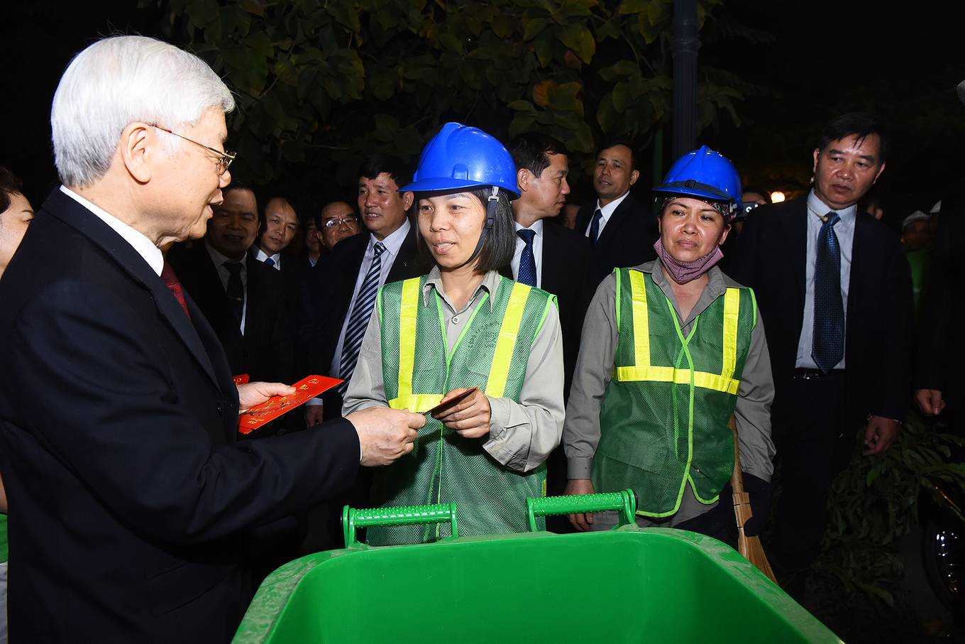 Tổng bí thư tản bộ, chúc Tết người dân trên đường Thanh Niên