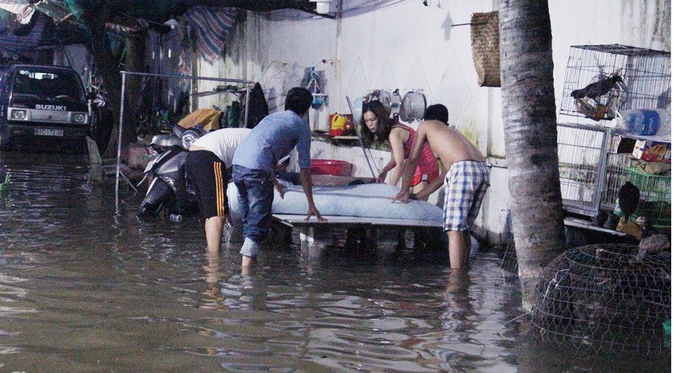 TP.HCM: Người dân mất ngủ, trắng đêm canh triều cường 