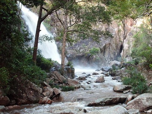 Khánh Hòa: Bất cẩn 3 du khách tử nạn vì ngã xuống thác nước cao 40m