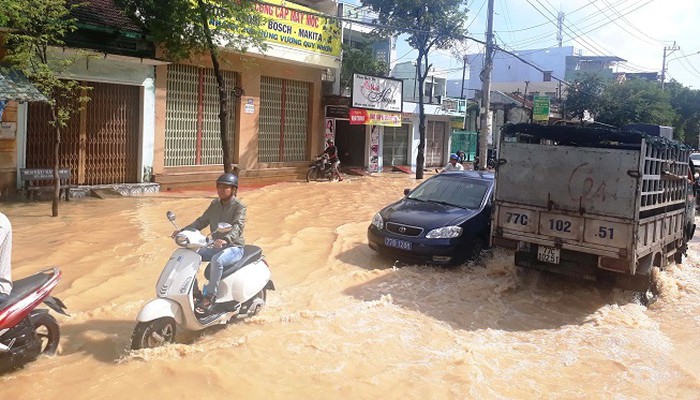 Bình Định: Quốc lộ thành 'biển nước',  lũ nhấn chìm hàng nghìn nhà dân