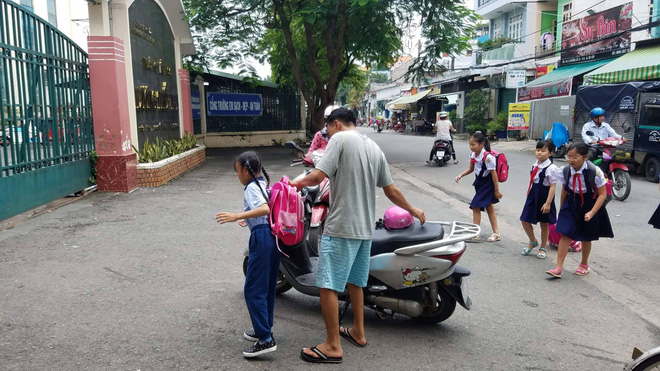 Sài Gòn: Đình chỉ công tác giảng dạy thầy giáo tát học sinh lớp 5