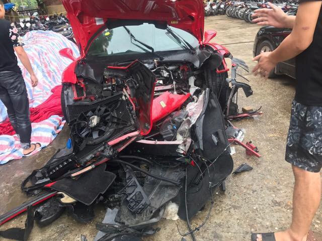 Siêu xe Ferrari 488 GTB của ca sĩ Tuấn Hưng gặp nạn