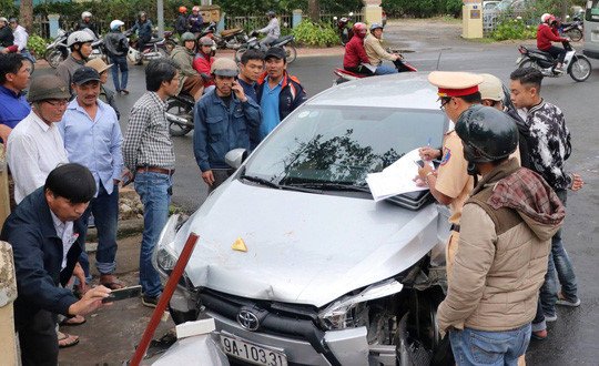 Lâm Đồng: Mất lái xe con tông xe máy rồi húc văng học sinh