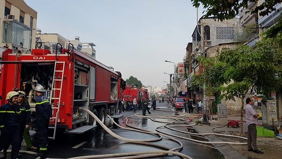 Sài Gòn: Quán bar bốc cháy  lúc rạng sáng, nhiều tài sản bị thiêu rụi 