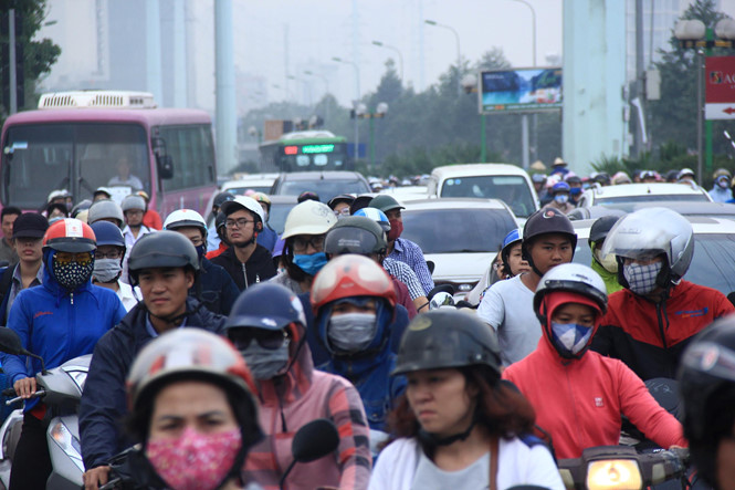 Hàng nghìn người dắt xe máy ngược chiều ở Hà Nội