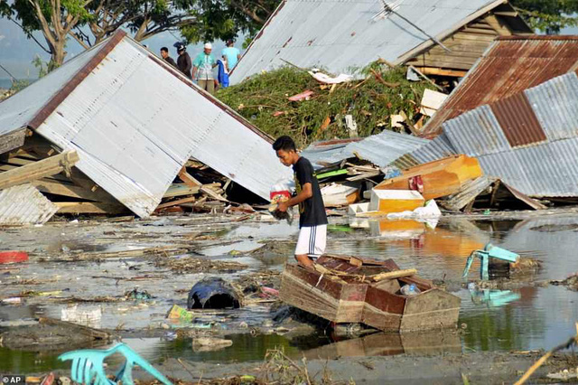 Khung cảnh hoang tàn sau thảm họa kép xảy ra tại Indonesia