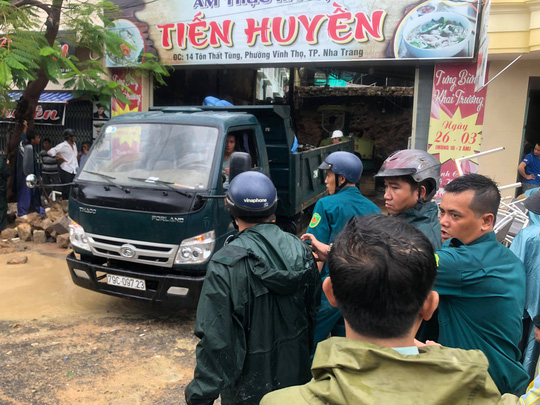 Sạt lở nhiều nơi ở Nha Trang,  ít nhất 12 người thiệt mạng