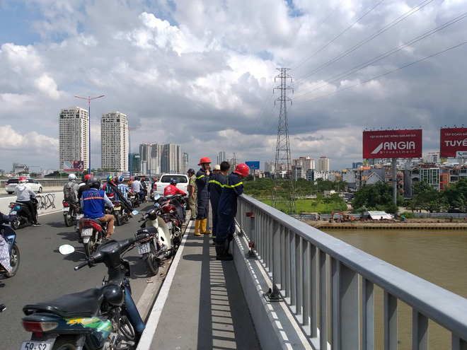 Người đàn ông bỏ lại xe máy, nhảy cầu Sài Gòn tự tử