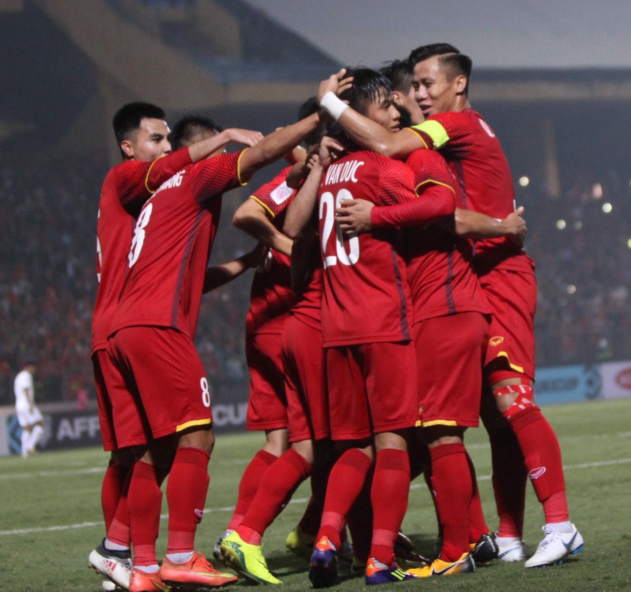 Việt Nam 2-1 Philippines: 'Song Đức' tỏa sáng