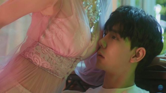 Chi Pu cởi áo bán nude táo bạo trong MV mới khiến fan ngạc nhiên