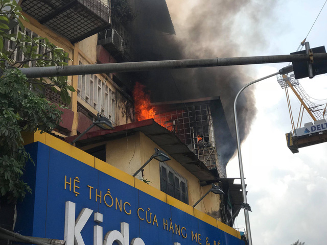 Hà Nội: Cháy lớn tại khu tập thể cũ trên phố Tôn Thất Tùng