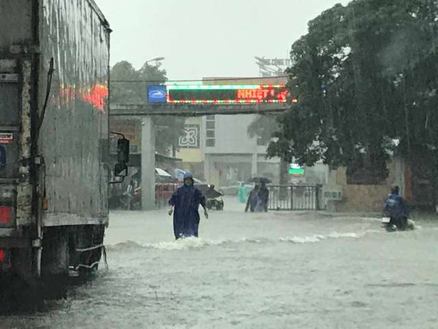 Mưa lớn, đường ngập sâu nửa mét thành phố Vinh 'thất thủ' 