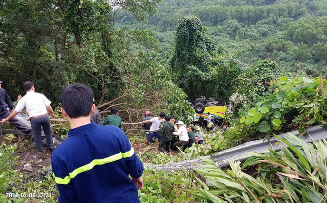 Xe khách lao xuống vực trên đèo Hải Vân, 21 người bị nạn