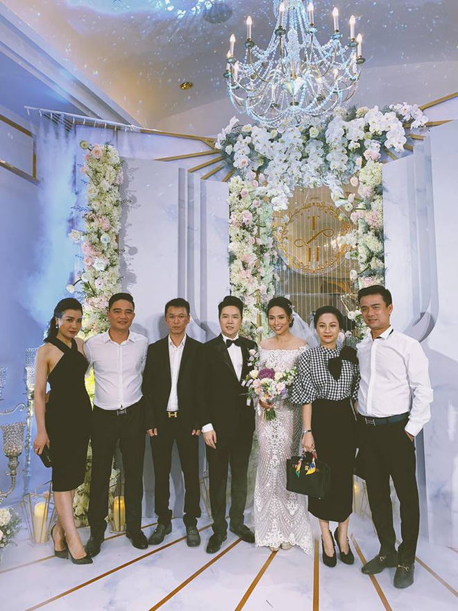 Bạn bè, đồng nghiệp trong giới giải trí dự đám cưới Lê Hiếu và vợ 9X