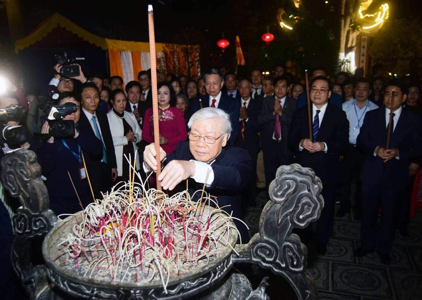 Tổng bí thư tản bộ, chúc Tết người dân trên đường Thanh Niên