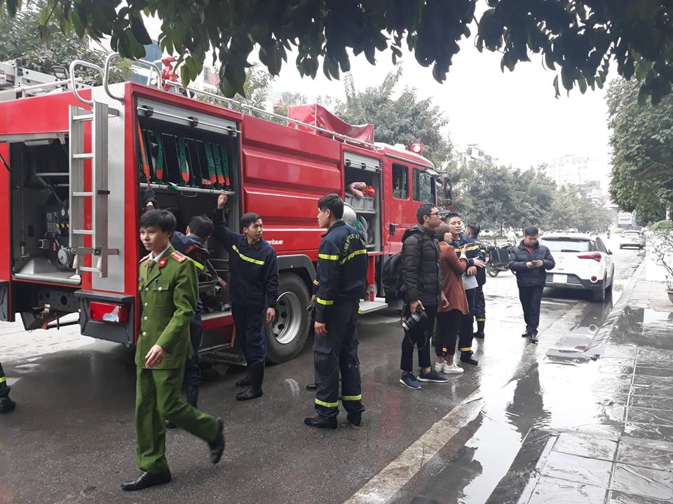 Hà Nội: Nổ lớn tại quán cafe, 1 nhân viên bị bỏng