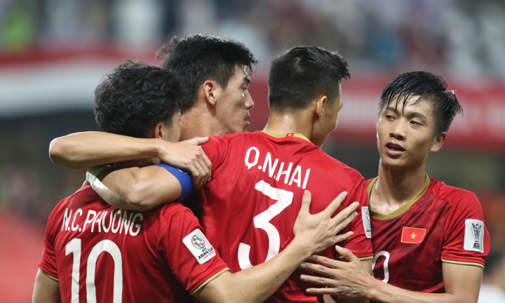 ĐT Việt Nam ăn mừng, nhảy múa khi đoạt vé vào vòng 1/8 Asian Cup