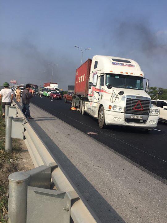 Xe container đâm vào nhóm công nhân ở cao tốc Pháp Vân - Cầu Giẽ