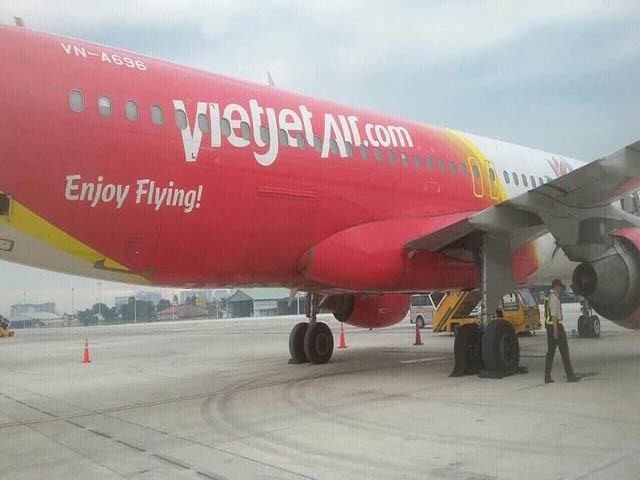 Máy bay Vietjet gặp sự cố nổ lốp khi hạ cánh ở sân bay Tân Sơn Nhất