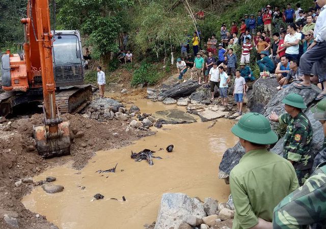 Tìm thấy xe ôtô chở 2 sĩ quan biên phòng bị lũ cuốn 2 năm trước