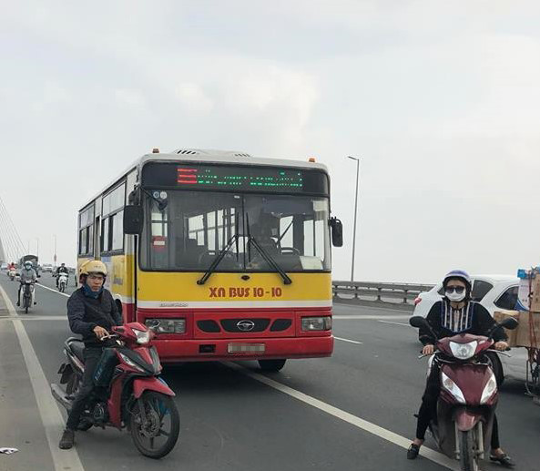 Xe buýt trên cầu Nhật Tân va chạm với xe máy, một người tử vong