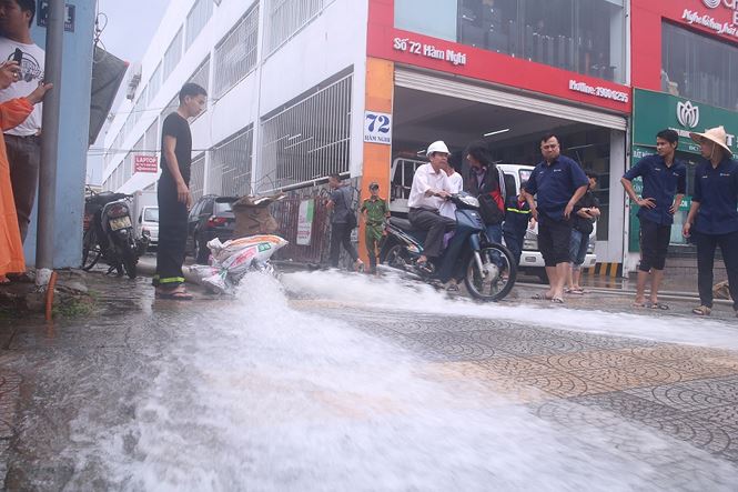 Giải cứu xe ô tô bị nhấn chìm tại tầng hầm chung cư ở Đà Nẵng