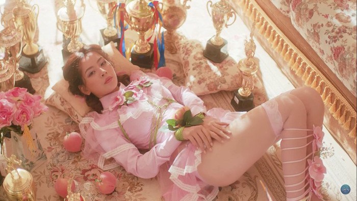 Chi Pu cởi áo bán nude táo bạo trong MV mới khiến fan ngạc nhiên