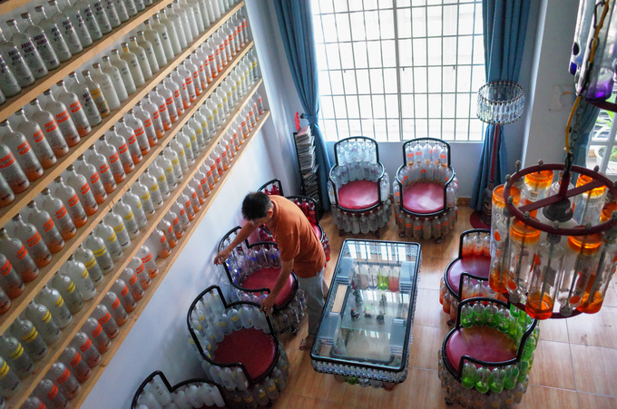 Người đàn ông hơn 15 năm tái chế chai lọ làm nội thất gia đình