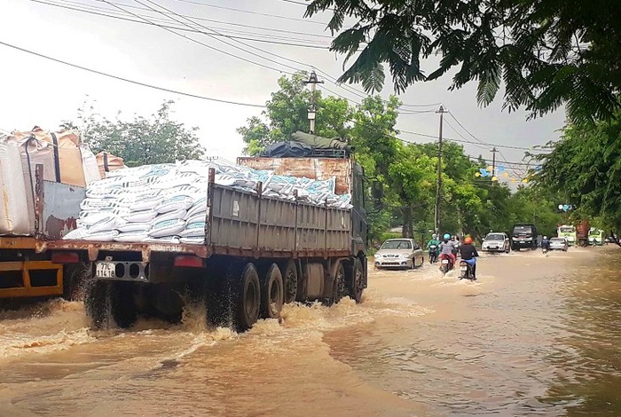 Bình Định: Quốc lộ thành 'biển nước',  lũ nhấn chìm hàng nghìn nhà dân