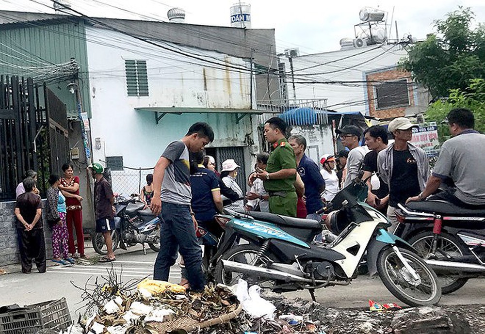 TPHCM: Con gái hoảng hốt khi phát hiện mẹ chết, cha thoi thóp tại nhà