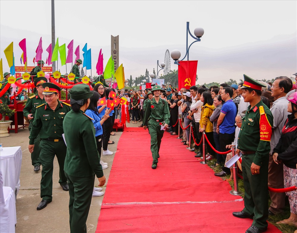 Hôm nay thanh niên cả nước nô nức, hăng hái lên đường nhập ngũ 